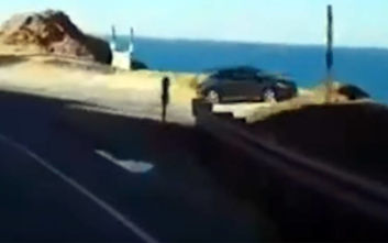 Auto-Moto:Η τρομακτική στιγμή που αυτοκίνητο κάνει βουτιά από λόφο!