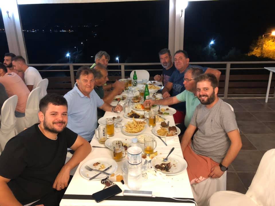 Δόξα Νιφορείκων : Τραπέζι σε ποδοσφαιριστές και τεχνικό επιτελείο.