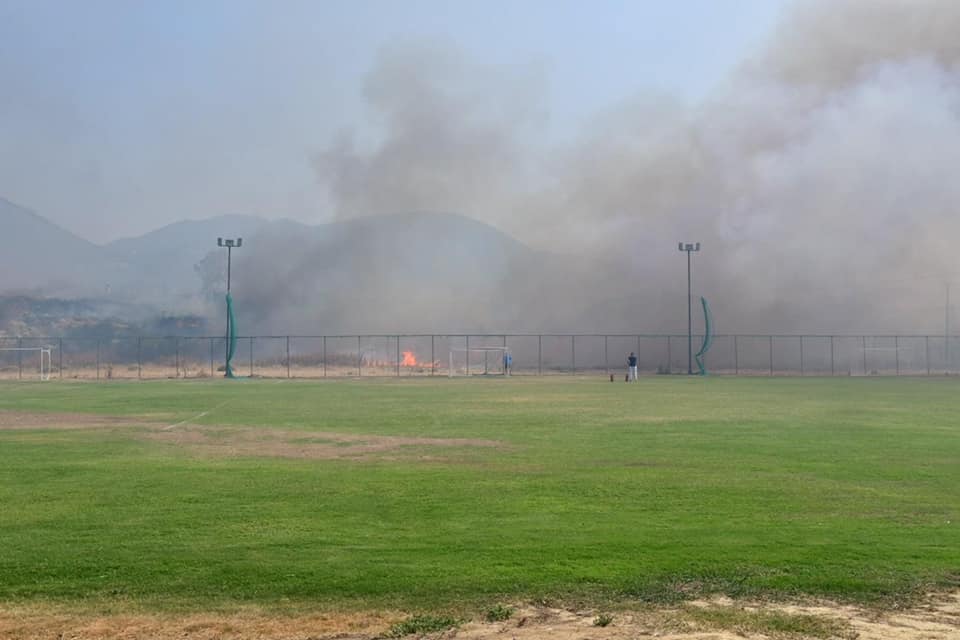 Η φωτιά έγλυψε το γήπεδο των Πετεινών που διασώθηκε!