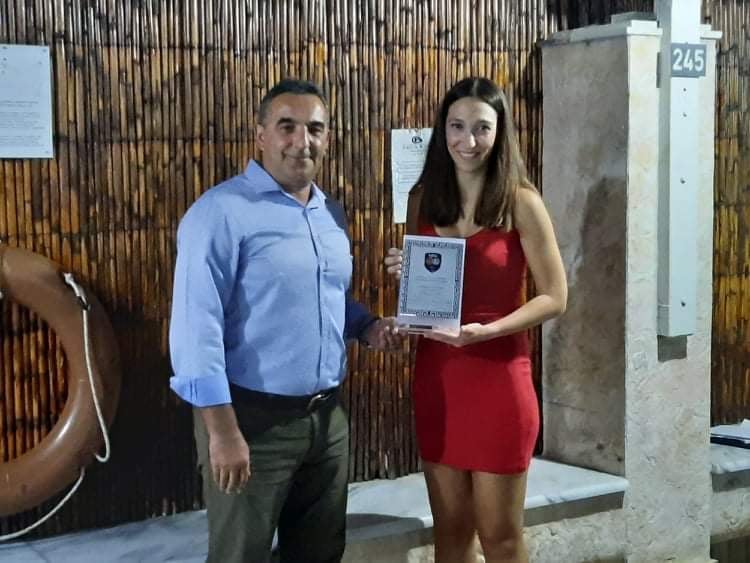 Νατάσσα Τσακιράκη : Βραβεύτηκε στο σεμινάριο διαιτητών στην Θεσσαλονίκη από τον Νίκο Τουβαλαρέα για την ονομασία της ως διεθνής διαιτητής FIBA.