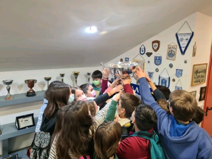 Δήμαρχος και μαθητές δημοτικού σχολείου επίσκεψη στο μουσείο παλαιμάχων