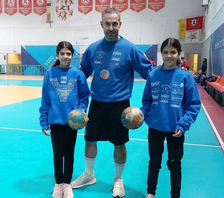 Κανέλλος Γεωργίου: Bλέπει τις δίδυμες κόρες του να φοράνε ίδια φανέλα στο χάντμπολ
