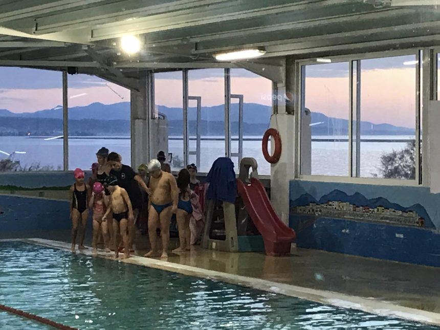 Σχολή εκμάθησης κολύμβησης στους ξεχωριστούς χώρους του ΝΟΠ