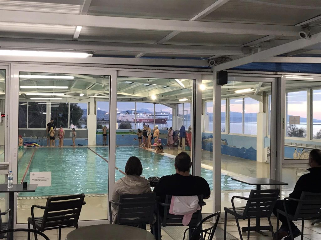 Σχολή εκμάθησης κολύμβησης στους ξεχωριστούς χώρους του ΝΟΠ