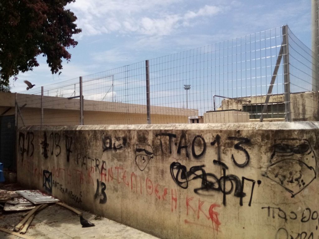 Η ΕΠΣ Αχαΐας υλοποιεί την περίφραξη ΝΑΤΟ στο γήπεδο Προσφυγικών (pics)
