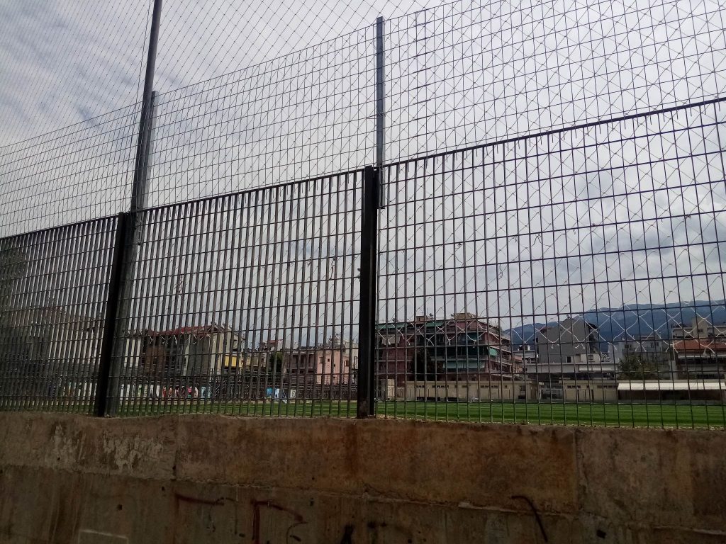 Η ΕΠΣ Αχαΐας υλοποιεί την περίφραξη ΝΑΤΟ στο γήπεδο Προσφυγικών (pics)
